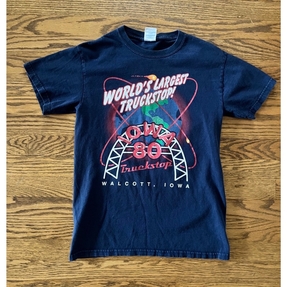 Gildan Iowa 80 Truckstop Graphic T-Shirt Navy Blue Small Worlds Largest Walcott